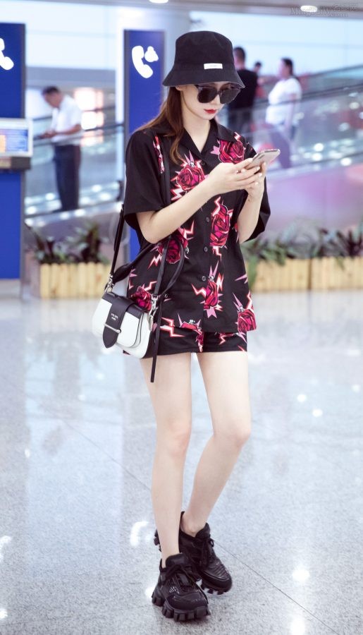 戚薇身着花热裤美大腿白皙无赘肉(2/6)