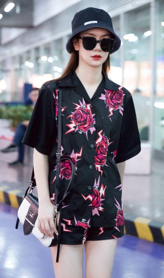 戚薇身着花热裤美大腿白皙无赘肉(4/6)