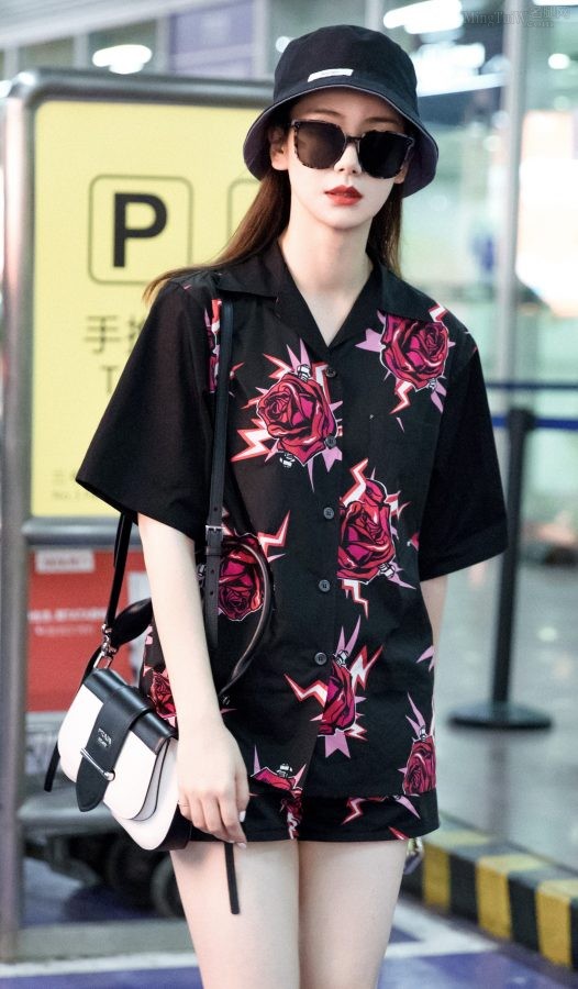 戚薇身着花热裤美大腿白皙无赘肉(5/6)
