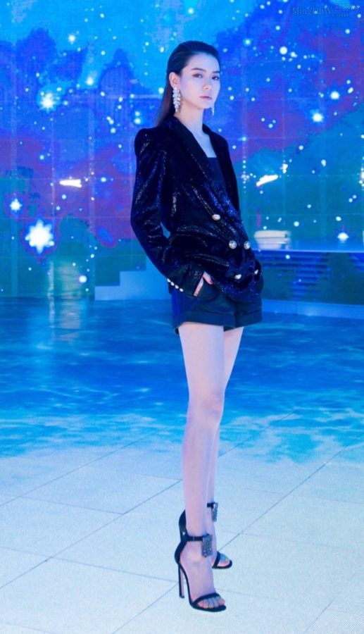 戚薇出席兰蔻品牌活动，身着西装热裤展示梦幻美腿（第1张/共6张）