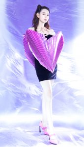 戚薇紫心型短裙美腿如玉