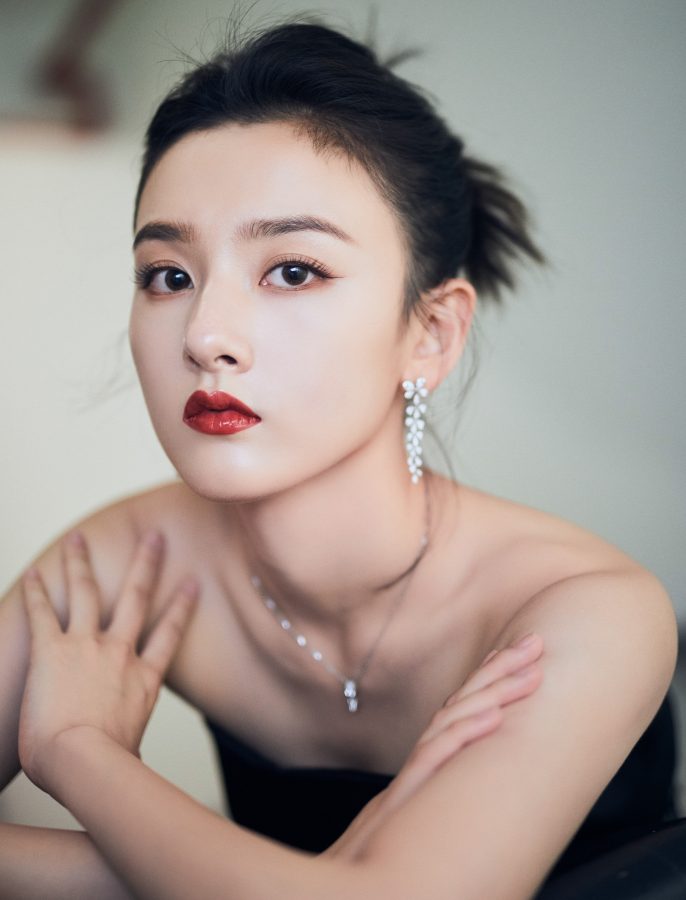 宋祖儿身穿低胸黑裙红唇玉臂完美无暇(3/7)