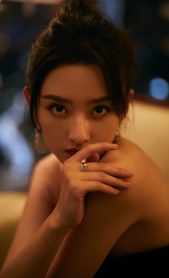 Song Zuer is wearing a low-cut black dress with red lips and flawless arms(5/7)