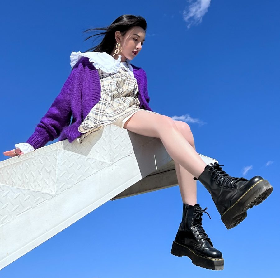 湛蓝的天空下宋祖儿光滑的美玉腿(1/6)