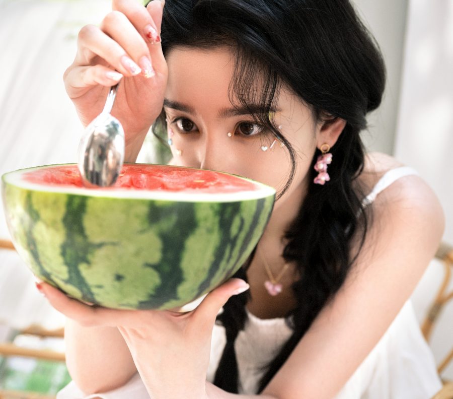 清爽夏日邂逅吃西瓜的美少女宋祖儿(2/8)