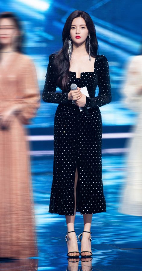 98年美女杨超越嘟嘟红唇玉足凉高跟优雅令人砰然心动(4/5)