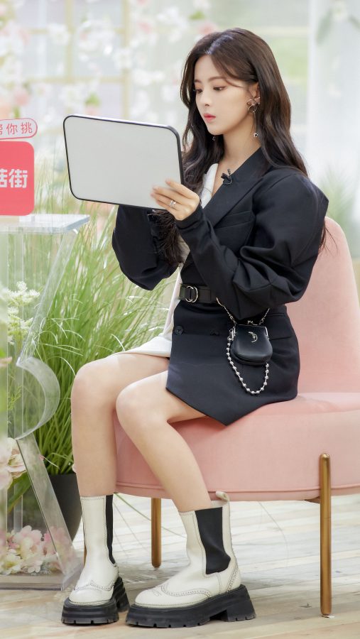 《Beauty小姐》杨超越夹腿坐姿（第3张/共15张）