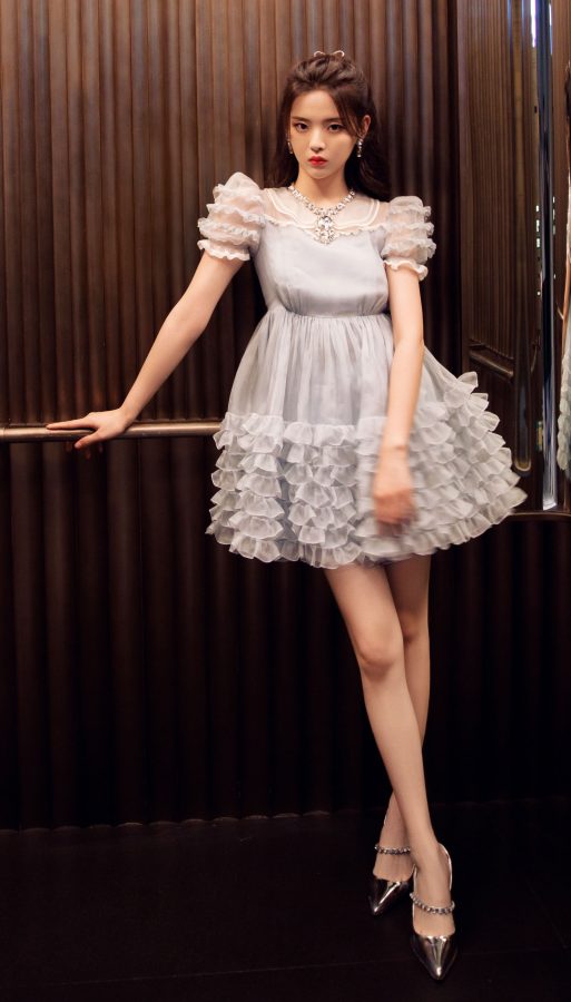 杨超越身穿淡雅连衣裙细美腿穿尖头高跟楚楚可怜(1/4)
