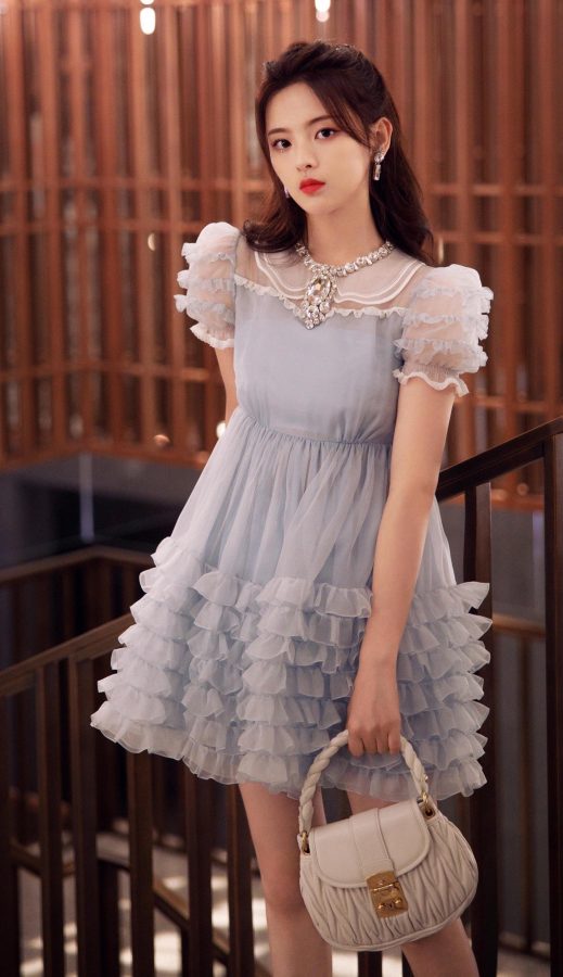 杨超越身穿淡雅连衣裙细美腿穿尖头高跟楚楚可怜(2/4)