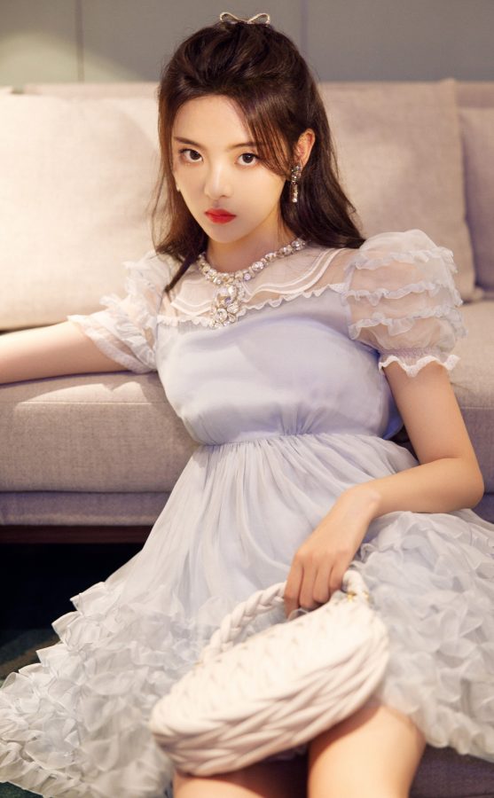 Yang Chaoyue is wearing an elegant dress, her slender legs are looking pitiful in pointed high heels(3/4)