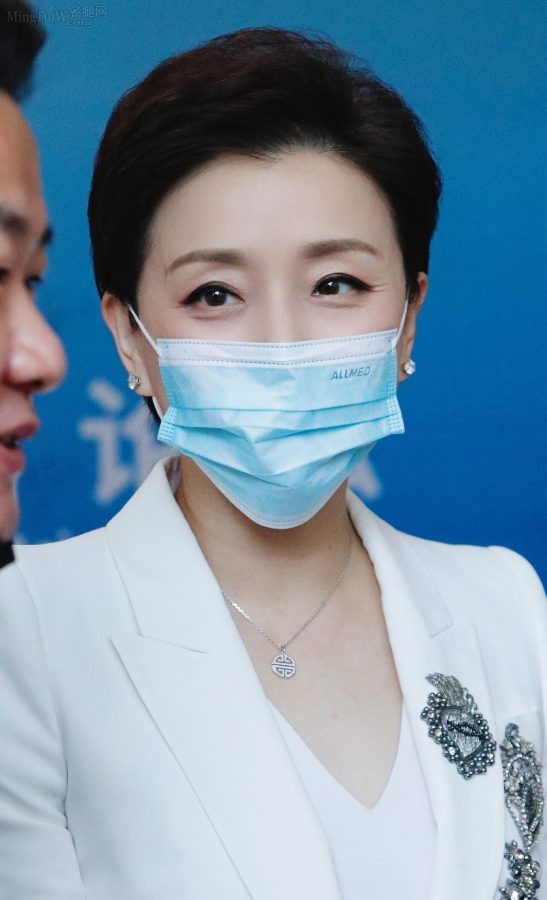 成熟气质主持人杨澜白色套装短裙戴口罩也很美(2/2)