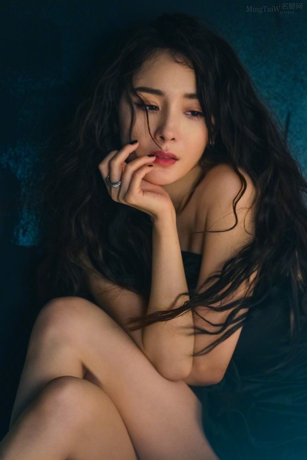 赤道以北幂姐最美，杨幂波浪长发美大腿写真大片(3/14)