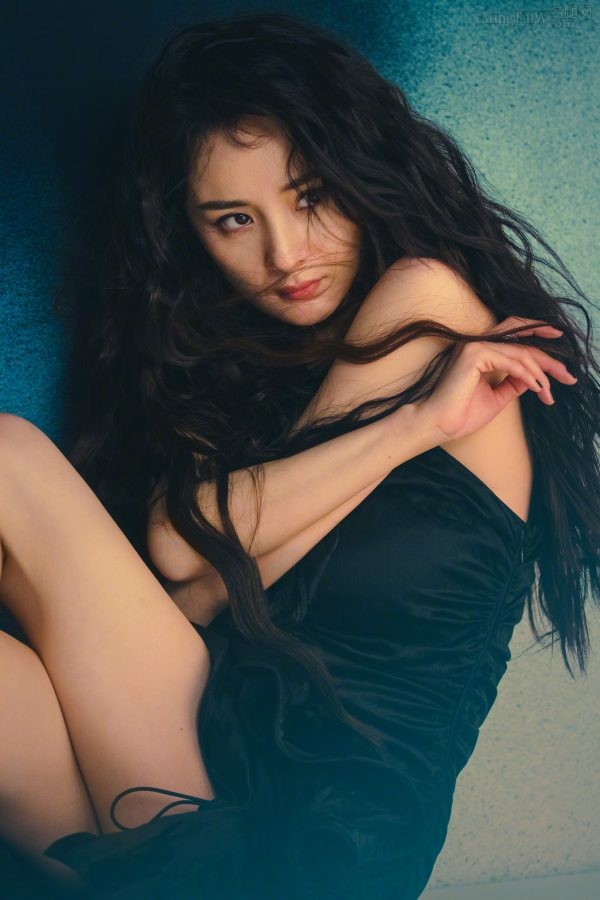 赤道以北幂姐最美，杨幂波浪长发美大腿写真大片(4/14)
