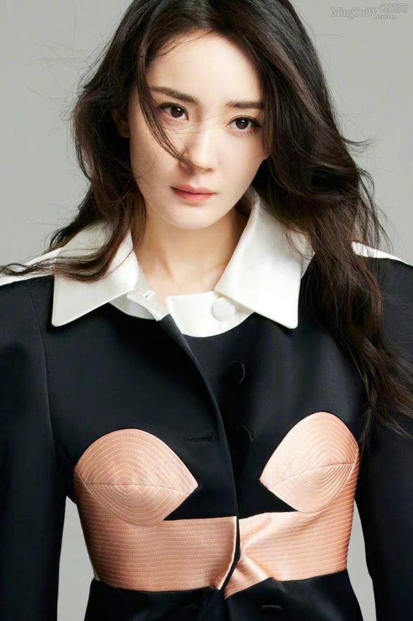 Yang Mi's black stocking legs in "OK! Wonderful" magazine are really OK(10/15)