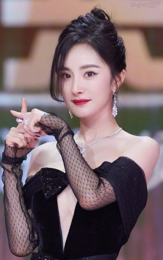 御姐杨幂身穿露肩黑裙气质神秘高贵(10/12)