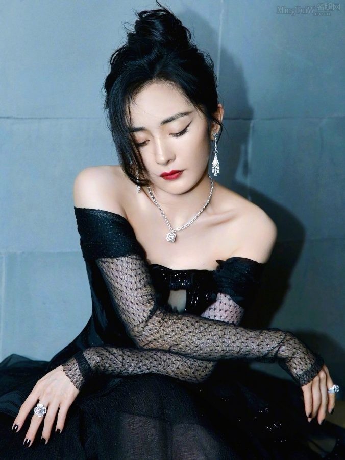 御姐杨幂身穿露肩黑裙气质神秘高贵(6/12)
