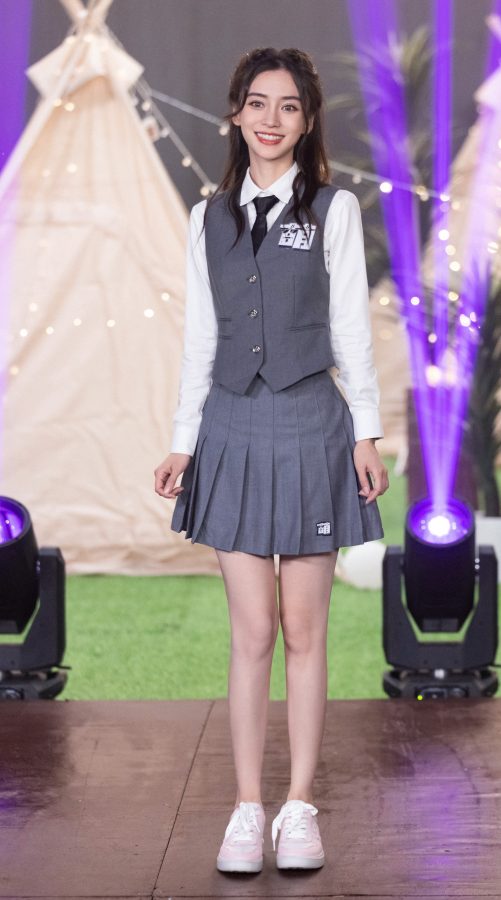 杨颖录制《萌探探探案》学生制服秀白皙美腿(1/2)