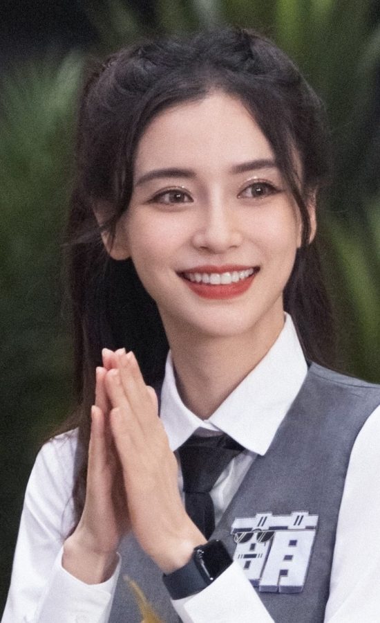 杨颖录制《萌探探探案》学生制服秀白皙美腿(2/2)