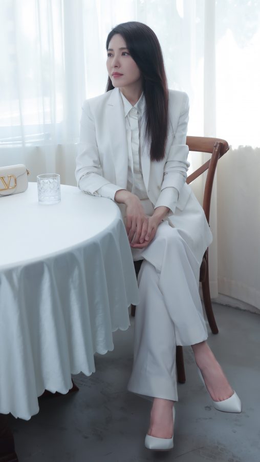 曾黎一身白色西服套装脚穿Gianvito Rossi尖头高跟等你(1/2)