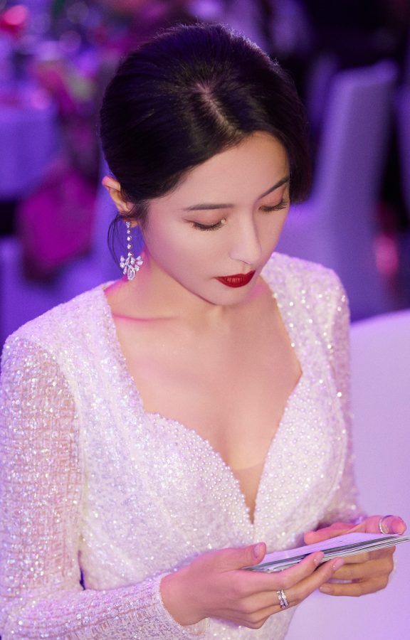 Zeng Li has a slim and graceful figure in a sexy white slit dress(8/10)
