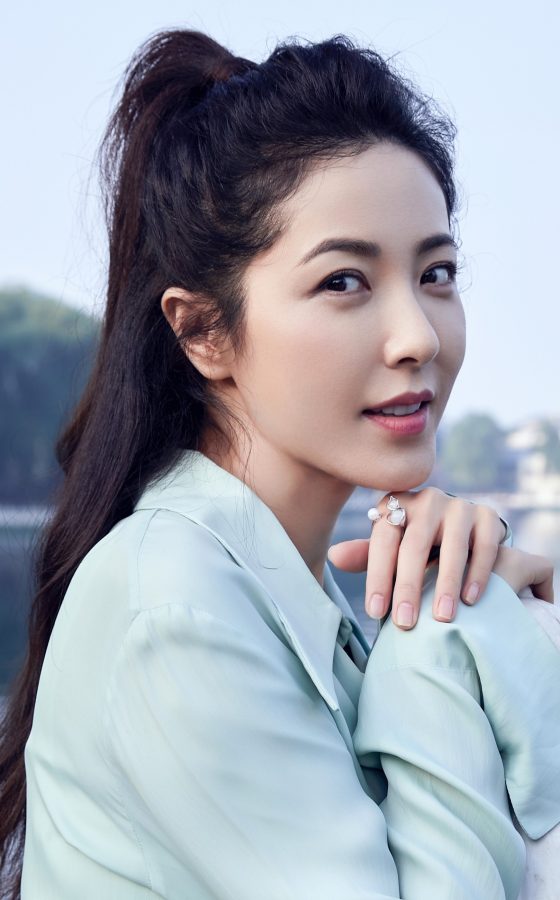 Big sister Zeng Li with ponytail, denim hot pants and sneakers, beautiful legs are slender and straight(3/5)