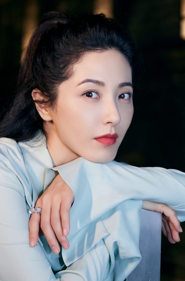 Big sister Zeng Li with ponytail, denim hot pants and sneakers, beautiful legs are slender and straight(5/5)