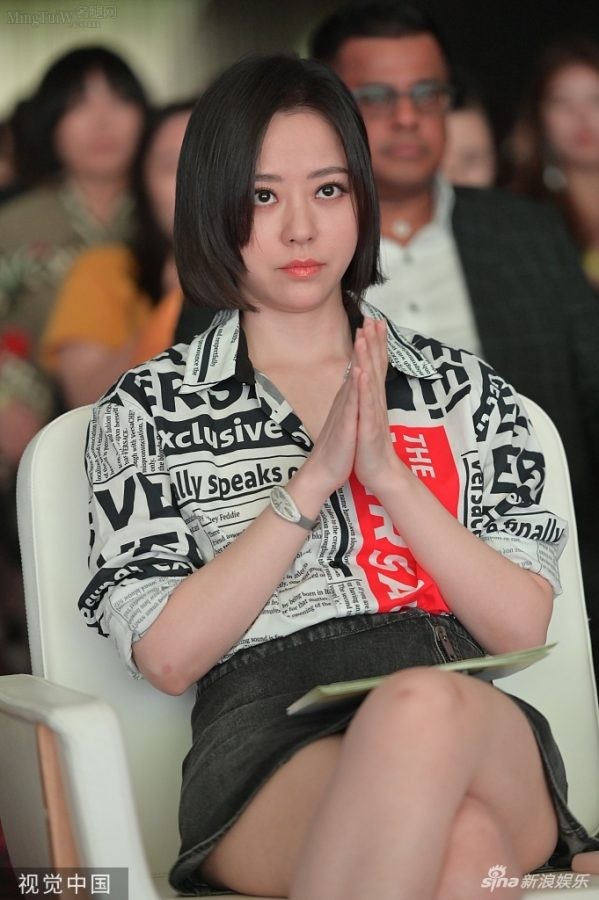 张靓颖牛仔短裙美大腿豪放坐姿(2/3)