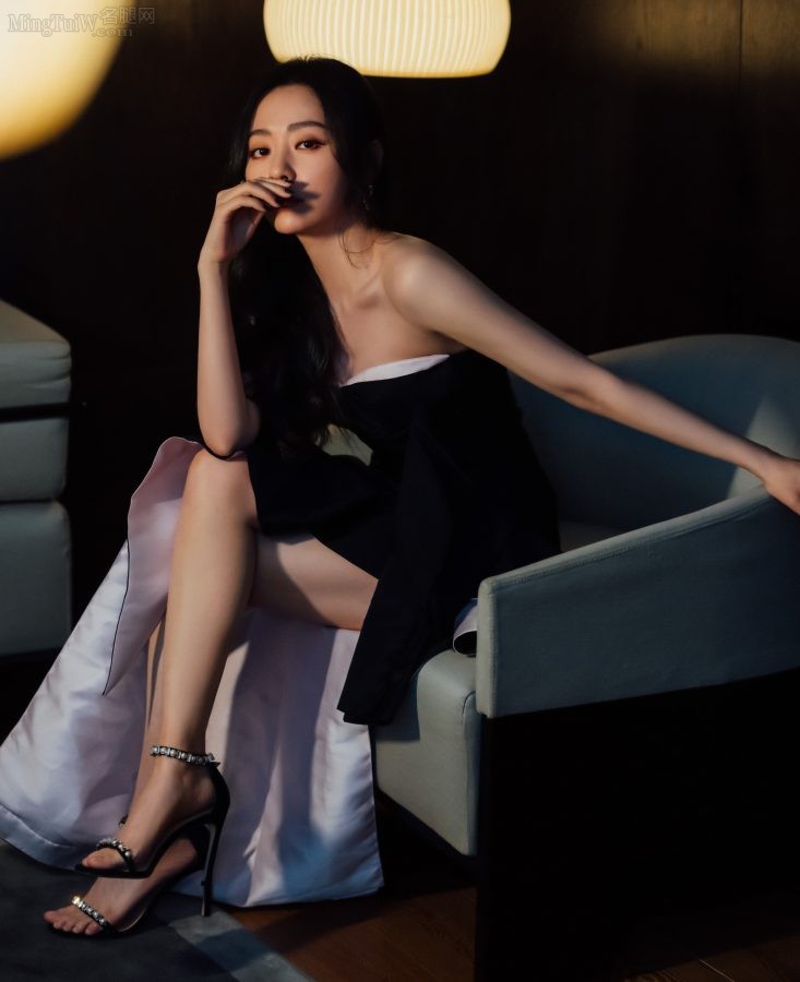 张靓颖身穿抹胸拼接蝴蝶开衩裙女王坐姿(1/12)