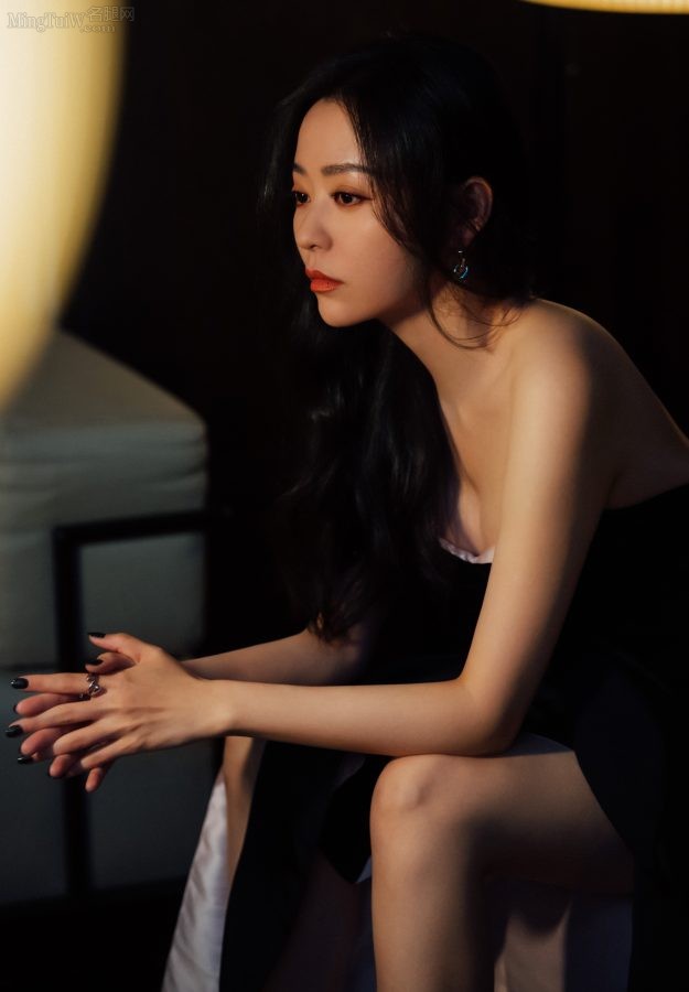 张靓颖身穿抹胸拼接蝴蝶开衩裙女王坐姿(2/12)
