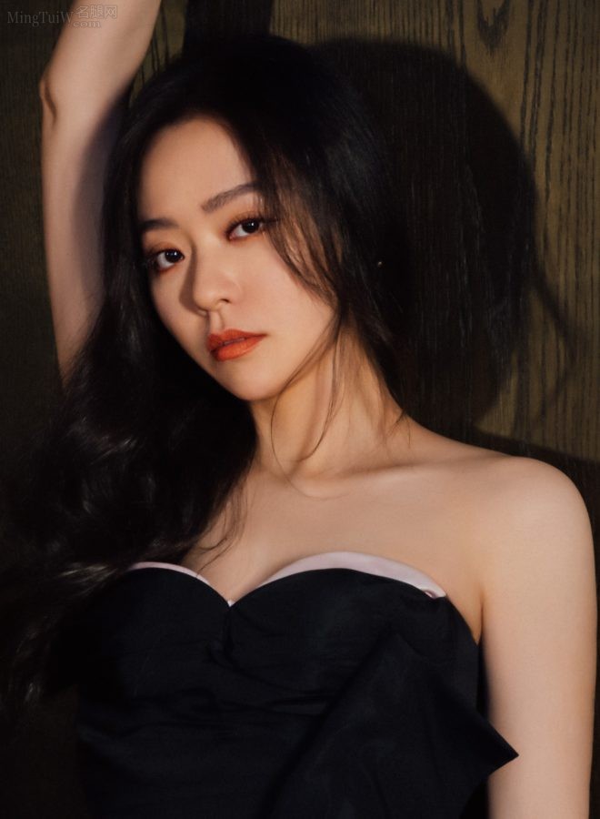 张靓颖身穿抹胸拼接蝴蝶开衩裙女王坐姿(3/12)