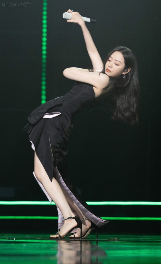 张靓颖身穿抹胸拼接蝴蝶开衩裙女王坐姿(6/12)