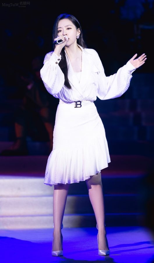 海豚音公主张靓颖美腿踩白色尖头高跟登台献唱(4/10)
