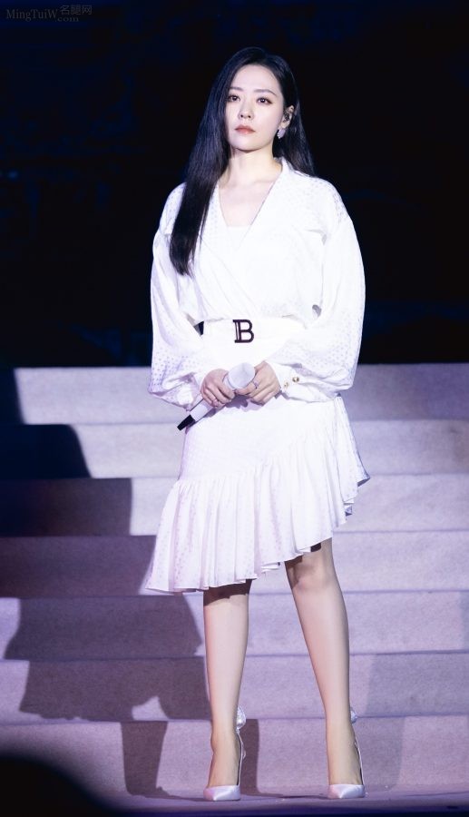 海豚音公主张靓颖美腿踩白色尖头高跟登台献唱(5/10)