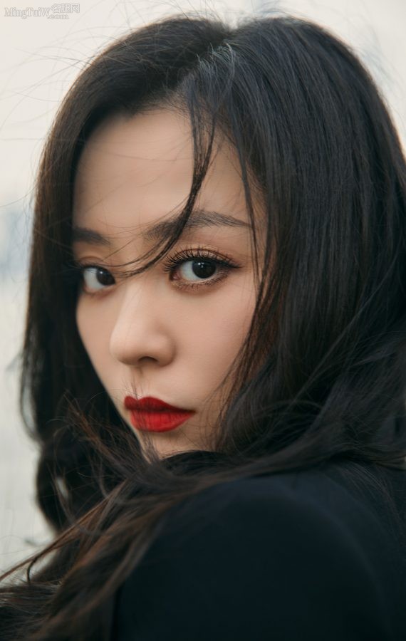 张靓颖黑西装配黑丝袜红唇低胸魅力十足(2/3)