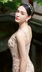 张榕容身着高定玫瑰香槟色晚礼服大秀玉臂香肩美沟翘臀