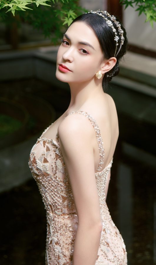 张榕容身着高定玫瑰香槟色晚礼服大秀玉臂香肩美沟翘臀(7/7)