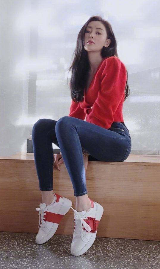 张天爱超紧身牛仔裤包裹圆润修长的美腿(2/2)
