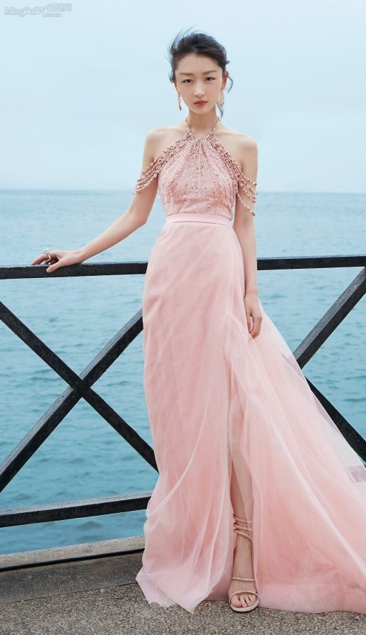 Zhou Dongyu wears a slit skirt and blows the sea breeze. She has beautiful shoulders, arms and legs.(3/6)
