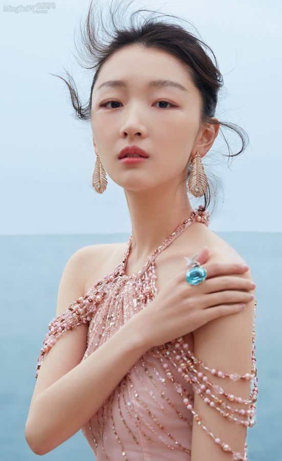 周冬雨穿开衩裙吹海风美肩玉臂美腿迷人(5/6)
