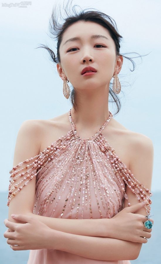 周冬雨穿开衩裙吹海风美肩玉臂美腿迷人(6/6)