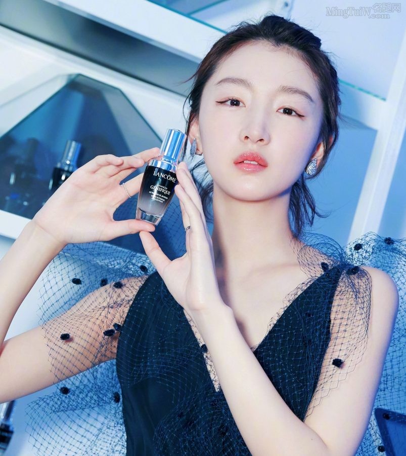 周冬雨现身化妆品宣传活动玉足踩细跟凉鞋美腿惊艳(3/4)