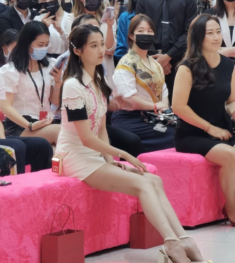 关晓彤身穿超短小裙大长腿逆天现身华伦天奴三亚免税店(10/11)