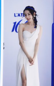 迪丽热巴一袭优雅白裙凉高跟鞋内玉足很完美