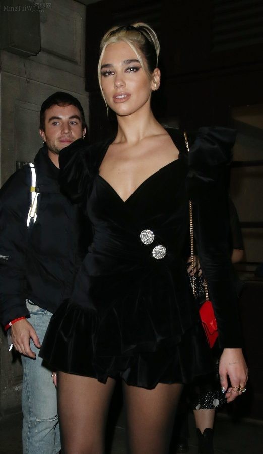 95年出生的女歌手杜阿·利帕Dua Lipa穿低胸黑裙美腿穿黑丝出街(12/24)