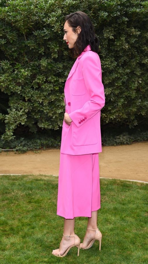 神奇女侠Gal Gadot穿粉色西装深V无内,绿草地上美脚穿细高跟鞋（第6张/共7张）