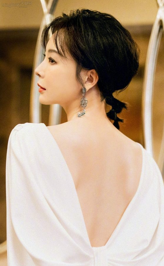 陈数身着白色长裙专门露出光滑美背不拔几个火罐太可惜(4/5)