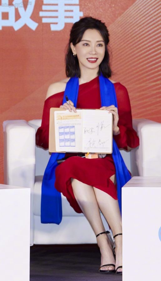 轻熟明星陈数玉足踩一字带凉高跟兼具端庄和美艳(4/4)