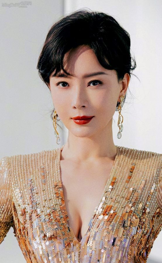 陈数身着深V高级亮晶晶礼服大秀事业线放大后观看效果更佳(2/10)