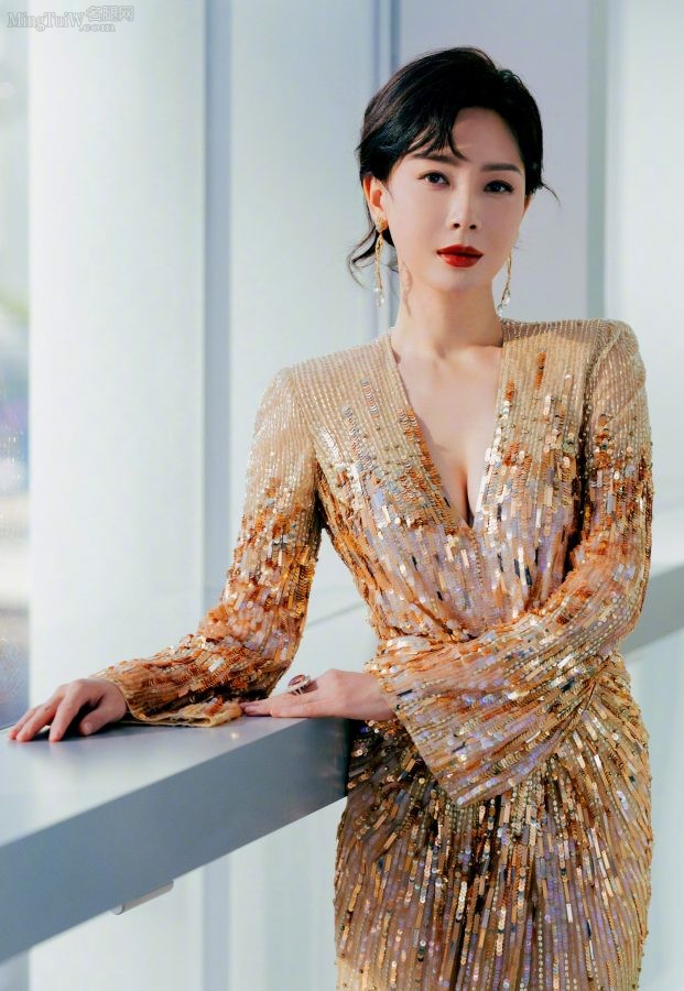 陈数身着深V高级亮晶晶礼服大秀事业线放大后观看效果更佳(3/10)