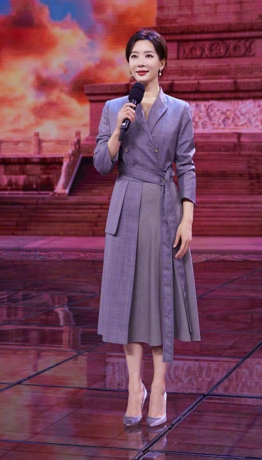 Female star Chen Shu stands dignified with high heels and beautiful insteps(2/2)